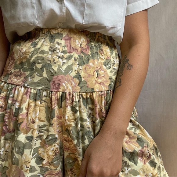 Vintage Wide Leg Floral Shorts - Picture 5 of 8